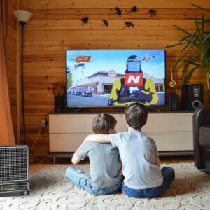 Kids watching tv-min